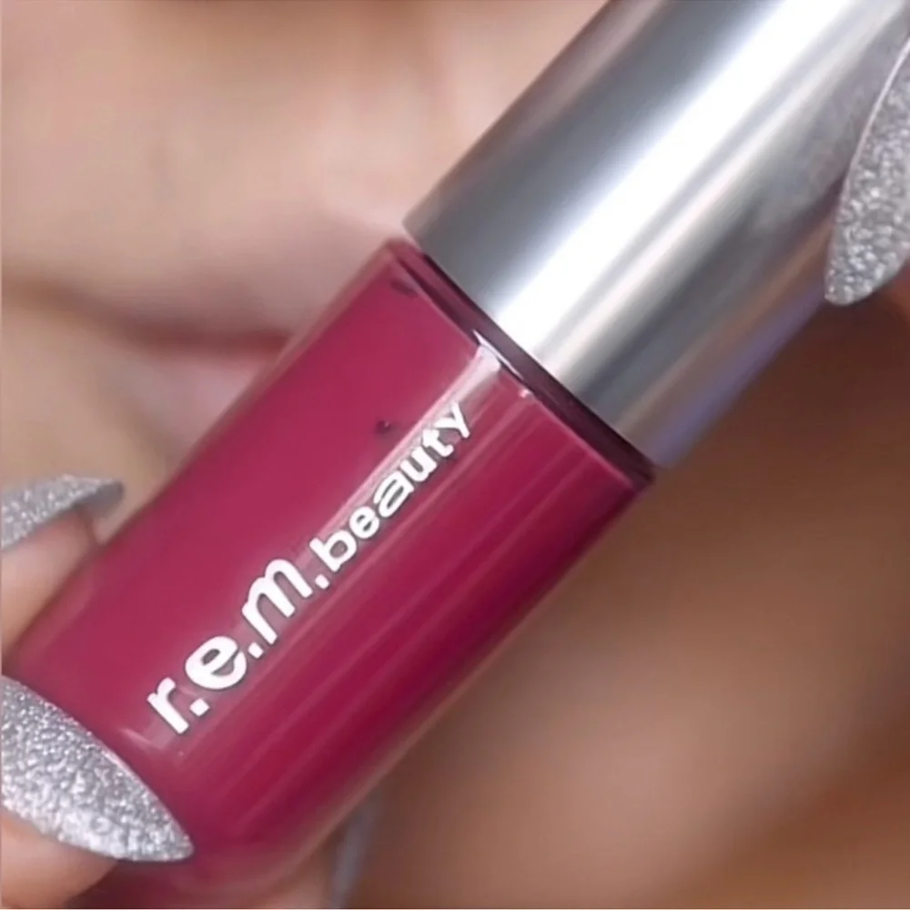 r.e.m. beauty On Your Collar Liquid Lipstick – Doll‎ Face (0.32 fl oz / 9.7 ml)